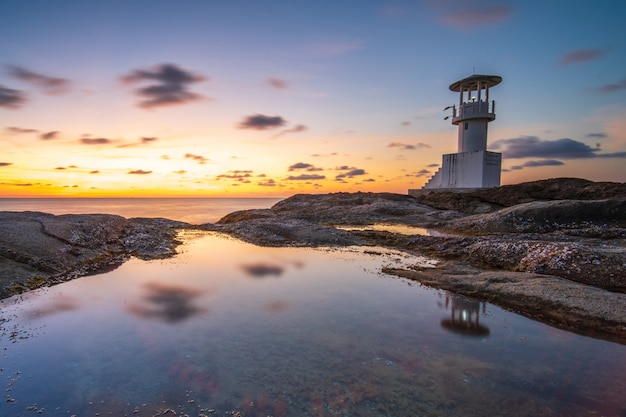 Seascape farol durante o tempo do sol da Tailândia