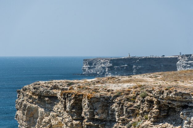Seascape, hermosas vistas de los acantilados rocosos hasta el mar, Tarhankut, Crimea
