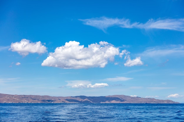 Seascape Kykladen Griechenland Annäherung an die Insel Serifos vom Meer Felsige Landwolke am blauen Himmel