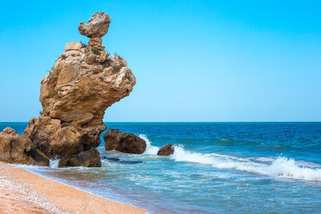 Seascape Mar azul con una piedra elegante en la orilla Viajes y turismo