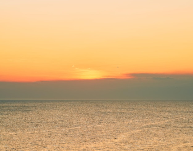 Seascape en el Mar Báltico durante el atardecer de verano