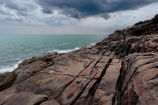 Seascape mit Granitfelsen am Meer unter bewölktem Himmel Samui Thailand