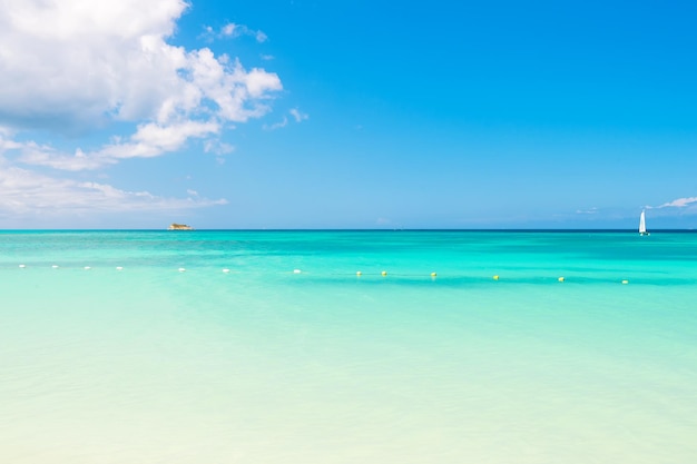 Seascape no dia ensolarado idílico Mar ou oceano com água turquesa em antigua Férias de verão no paraíso caribenho Conceito de tranquilidade de liberdade