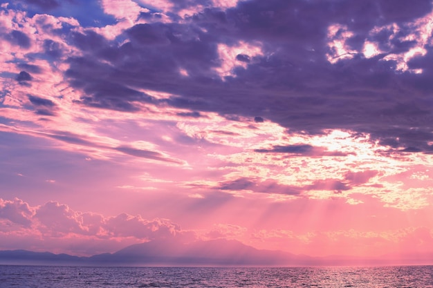 Seascape en la noche durante la puesta de sol Monte Olimpo en el horizonte Mar Egeo en Halkidiki Grecia Europa