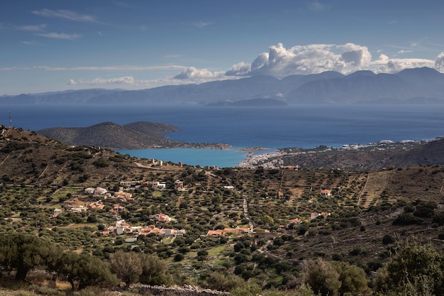 Seascape Panorámica vista pintoresca de la ciudad resort Elouda Grecia isla Creta montañas y el mar desde la altura en una tarde soleada