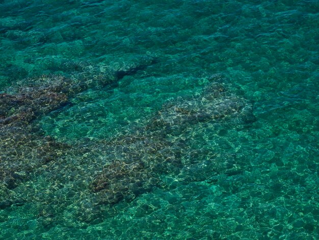 Seascape y rocas en un día soleado de verano