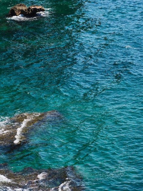 Seascape y rocas en un día soleado de verano