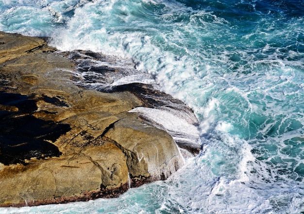 Seascape con rocas en el mar azul