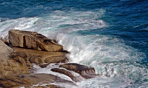 Seascape con rocas en el mar azul