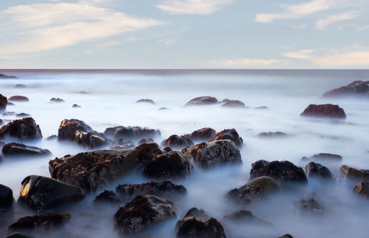 Foto seascape rock beach in schwarz-weiß während stürmen eine langsame verschlusszeit wurde verwendet, um die zu sehen