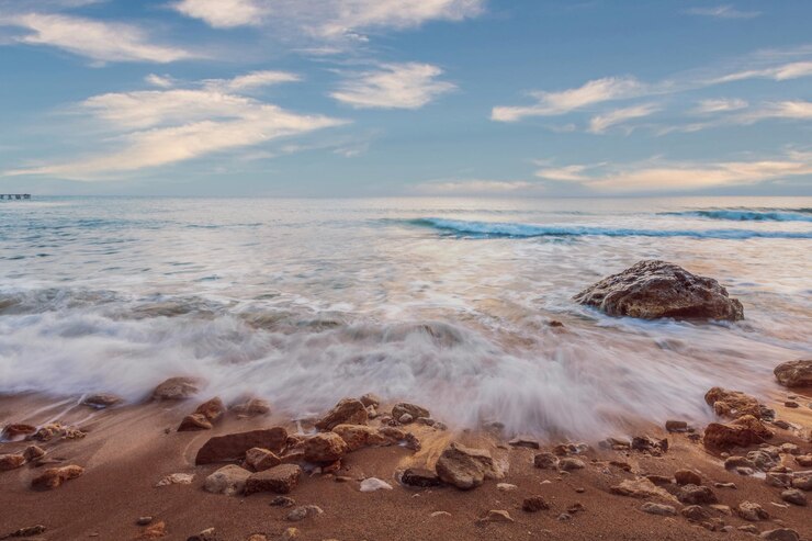 Foto seascape rock beach in schwarz-weiß während stürmen eine langsame verschlusszeit wurde verwendet, um die zu sehen