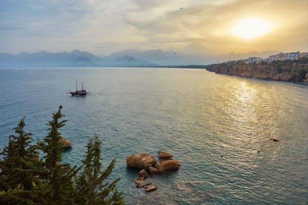 Seascape Timelapse von hohen Bergen über klarem Sonnenunterganghimmel in Antalya Türkei