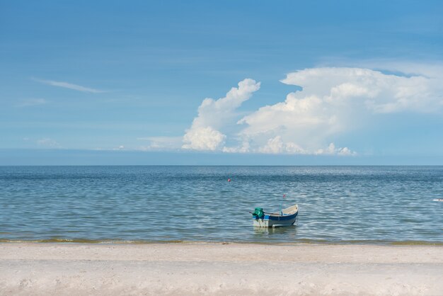Seascape tropical bonito da praia do verão com barco de madeira, paisagem do beira-mar.