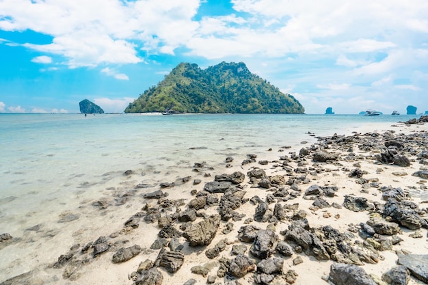 Seascapes e ilhas tropicais em Krabisea e céu