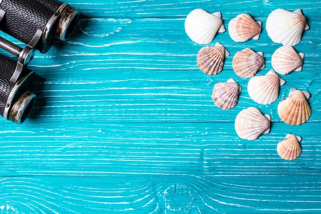 Seashells auf blauem hölzernem Hintergrund