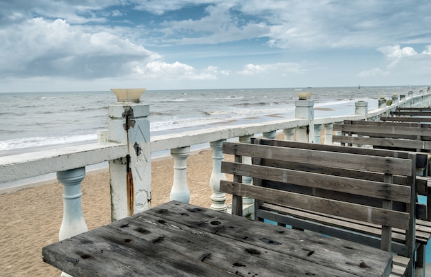 Seaside Zaun und Holzstühle