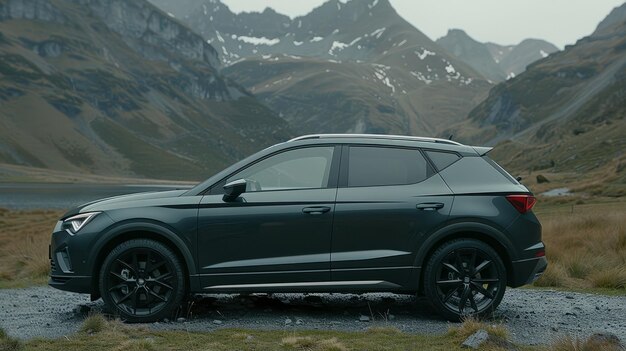 Seat Arona pequeño SUV negro en la carretera del paisaje montañoso europeo al atardecer