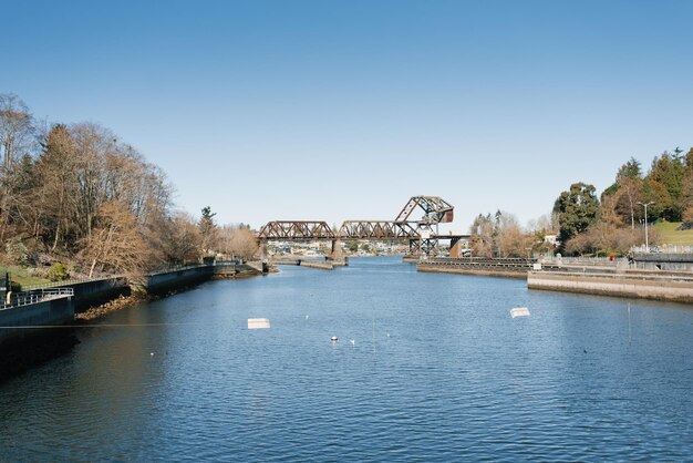 Foto seattle ballard usa märz 2022 blick auf die hiram chittenden locks oder ballard fehlt ein komplex von looks am westlichen ende des lake washington ship canal in salmon bay washington