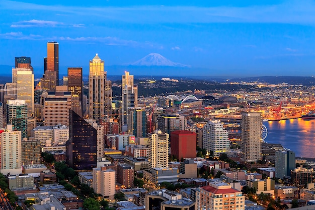 Seattle Skyline Panorama zu blauen Stunden mit Mt. Rainier im Hintergrund USA