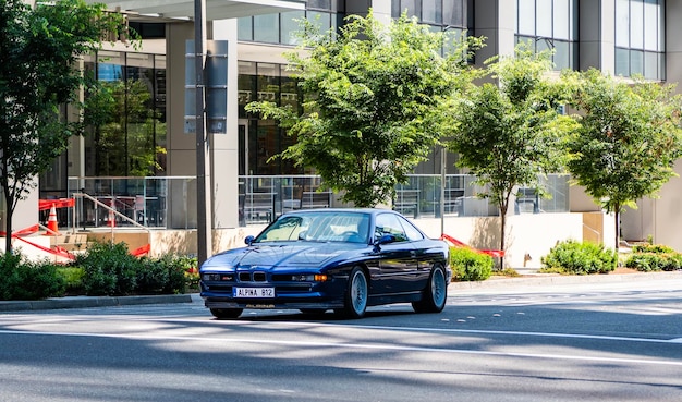 Seattle, WA, Estados Unidos 29 de julio de 2024 BMW 850i Alpina azul con un V12 y 6 velocidades BMW es un fabricante multinacional alemán de vehículos de lujo y motocicletas BMW es un automóvil de prestigio