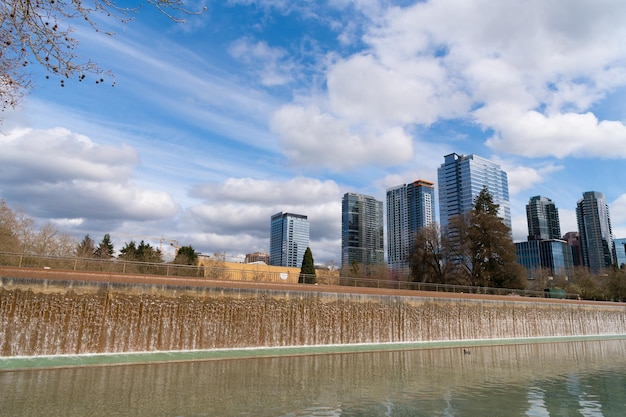 Seattle, Washington DC EUA - 2 de abril de 2021: paisagem urbana do parque de seattle kerry com vista sobre a queda de água e edifícios de arranha-céus.