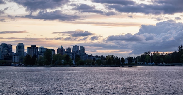 Seawall um Stanley Park mit Hochhäusern im Hintergrund