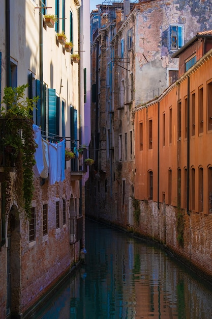 Secado de ropa en las ventanas de los estrechos canales de Venecia Italia