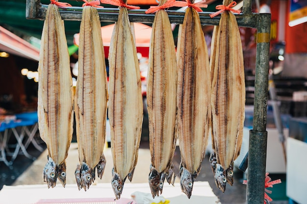 Foto secado y secado de pescado en el mercado de mariscos