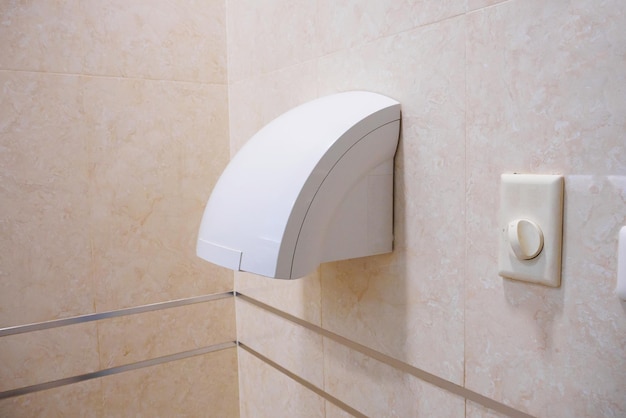 Secador de ar de mão de banheiro automático em toalete público