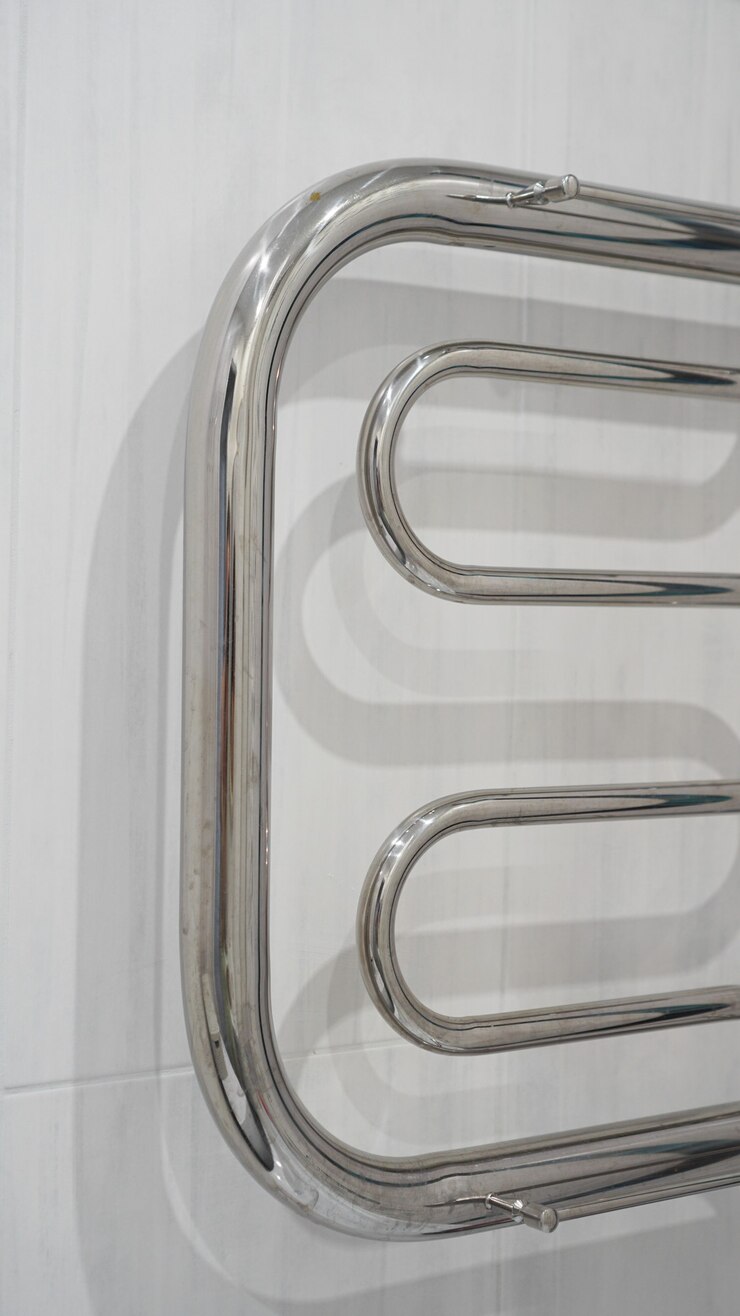 Secador de toallas de baño moderno - fondo interior de baño blanco