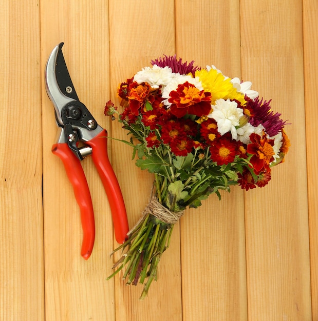 Foto secadores con flores sobre un fondo de madera