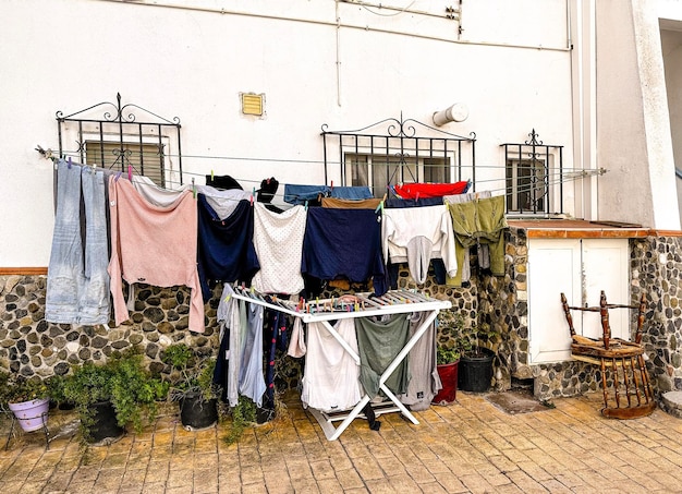 Foto secando ropa en la calle en el caballo de la ropa en estepona