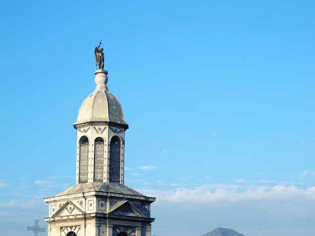 Seção alta da igreja contra o céu azul