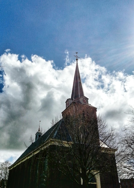 Seção alta da igreja contra o céu