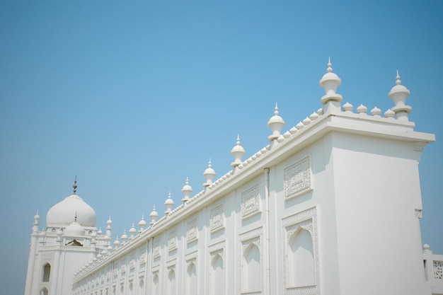 Seção alta da mesquita hui contra o céu claro