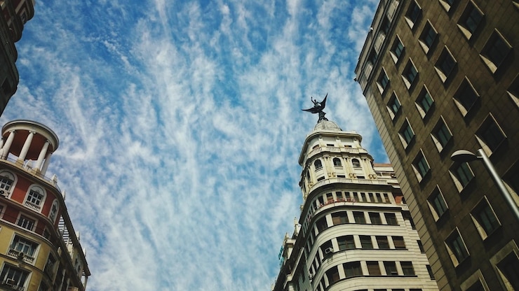 Foto seção alta de edifícios contra nuvens