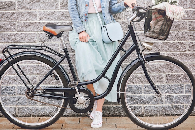 Seção baixa das pernas femininas com bicicleta