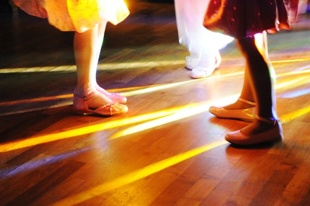 Foto seção baixa de bailarinas de pé no estúdio