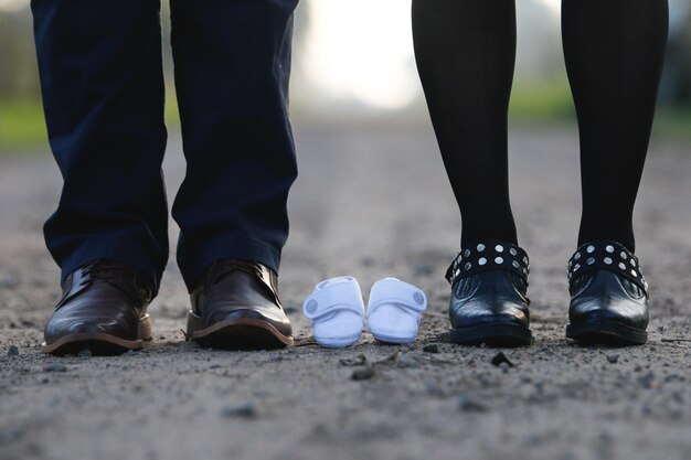 Foto seção baixa de casal de pé com sapatos na rua