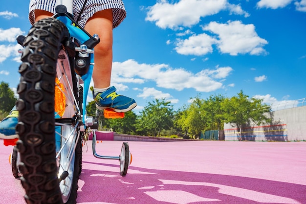 Foto seção baixa de homem andando de bicicleta na rua