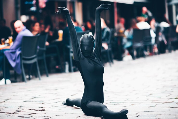 Foto seção baixa de homem e mulher na rua