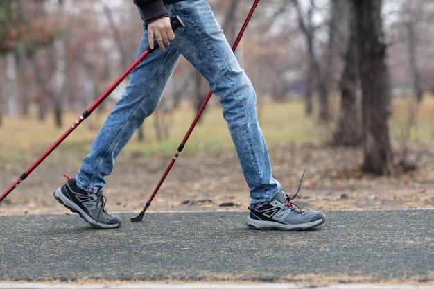 Seção baixa de homem patinando em terra