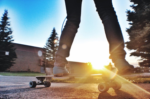 Seção baixa de homem skateboarding na rua