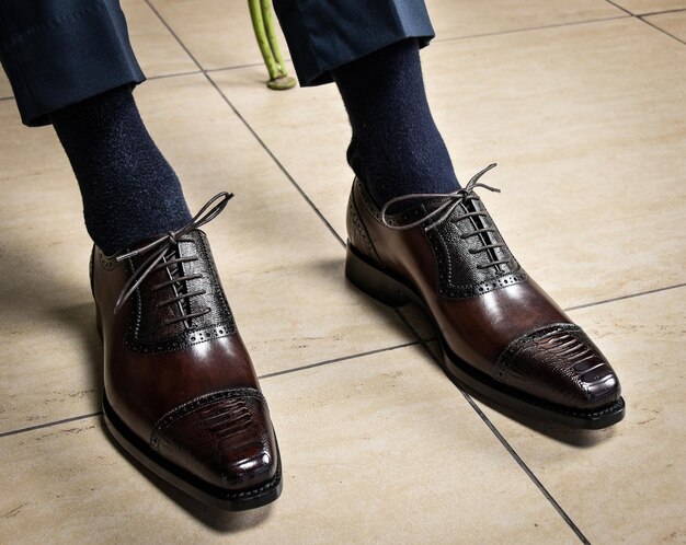 Foto seção baixa de homem usando sapatos