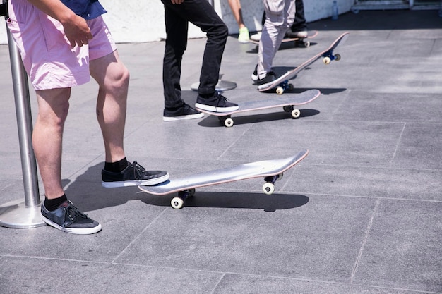 Seção baixa de homens com skate