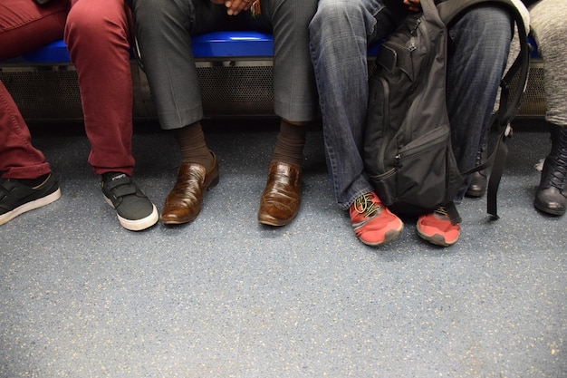Foto seção baixa de homens sentados no comboio