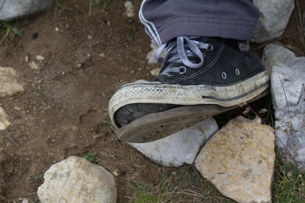Seção baixa de menino usando sapatos