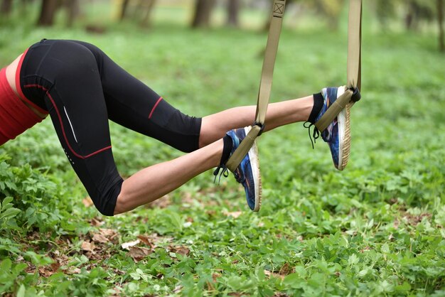 Foto seção baixa de mulher adulta fazendo exercício em um parque público