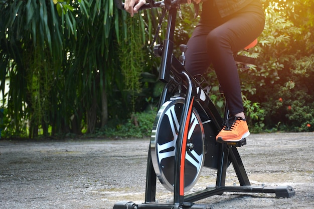 Foto seção baixa de mulher andando de bicicleta de exercício ao ar livre