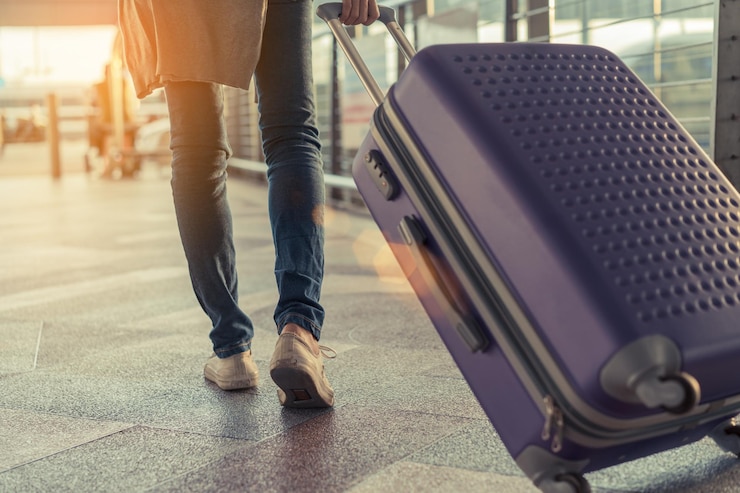 Foto seção baixa de mulher caminhando no aeroporto